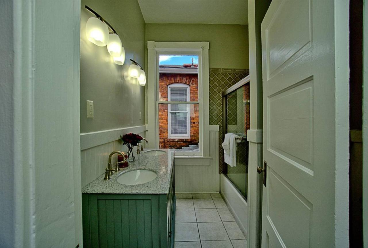 2 Bedroom Renovated Townhouse In Downtown Савана Екстериор снимка